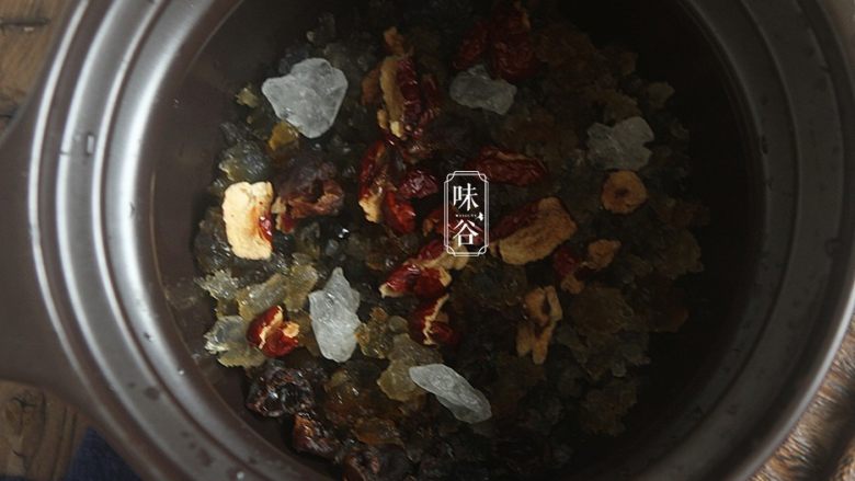 补充胶元蛋白的桃胶牛奶,放入<a style='color:red;display:inline-block;' href='/shicai/ 866'>冰糖</a>或者红糖;