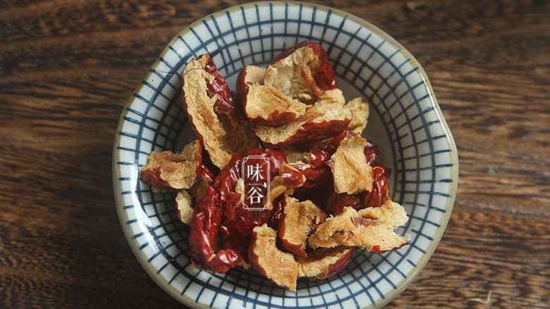 补充胶元蛋白的桃胶牛奶,<a style='color:red;display:inline-block;' href='/shicai/ 2470'>红枣</a>洗净去核,去了核没那么上火;
