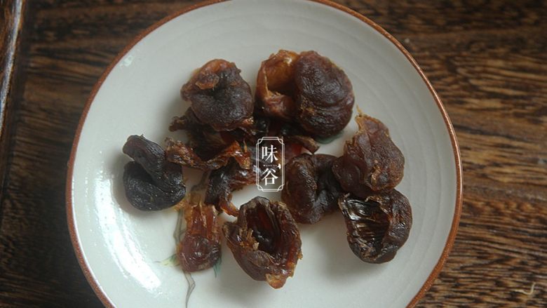 补充胶元蛋白的桃胶牛奶,<a style='color:red;display:inline-block;' href='/shicai/ 593'>桂圆</a>去壳去核;