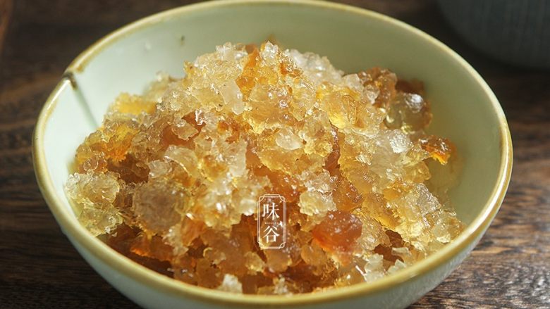补充胶元蛋白的桃胶牛奶,用手把桃胶捏碎,仔细清洗并挑去杂质 ;