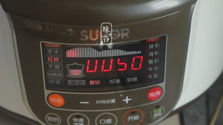 补充胶元蛋白的桃胶牛奶,按红烧功能50分钟。电饭锅的话时间差不多(压力锅的话慢炖30分钟)