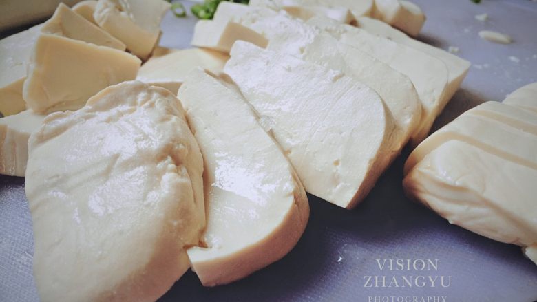 少女豆腐,<a style='color:red;display:inline-block;' href='/shicai/ 4986'>老豆腐</a>切片,用厨房纸吸干豆腐上的水分。