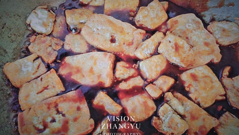 少女豆腐,倒入调好的糖醋汁,中火轻翻豆腐。