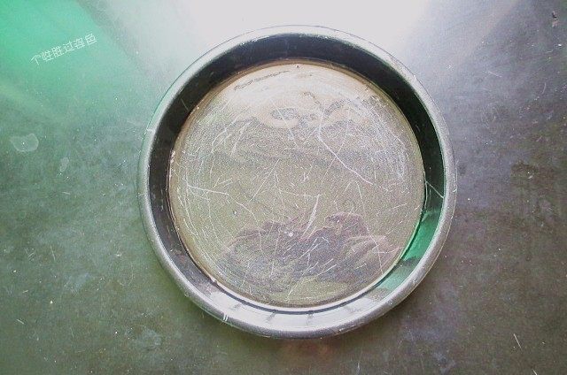 5分钟自制凉皮,免洗面,取个盘子,我用的是8寸披萨盘,将盘底抹上薄薄的一层油