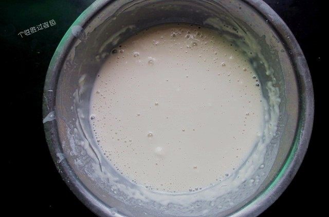 5分钟自制凉皮,免洗面,加入250g的水,将面糊搅匀至无颗粒。面糊往下滴时呈直线即可,不可过稠或稀。静置半个小时。
