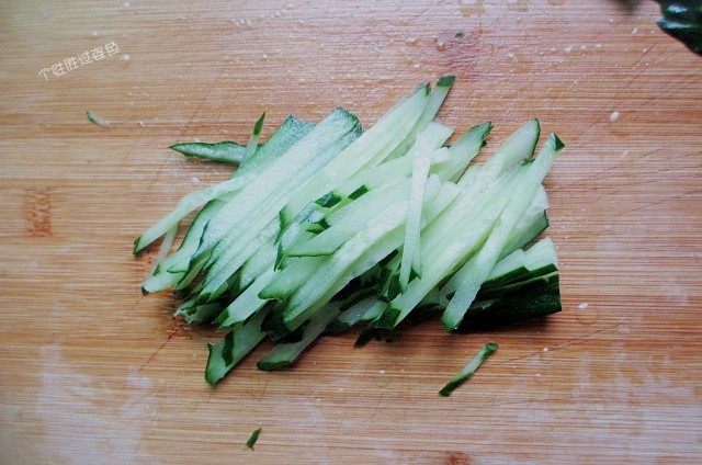 5分钟自制凉皮,免洗面,把黄瓜切成细丝