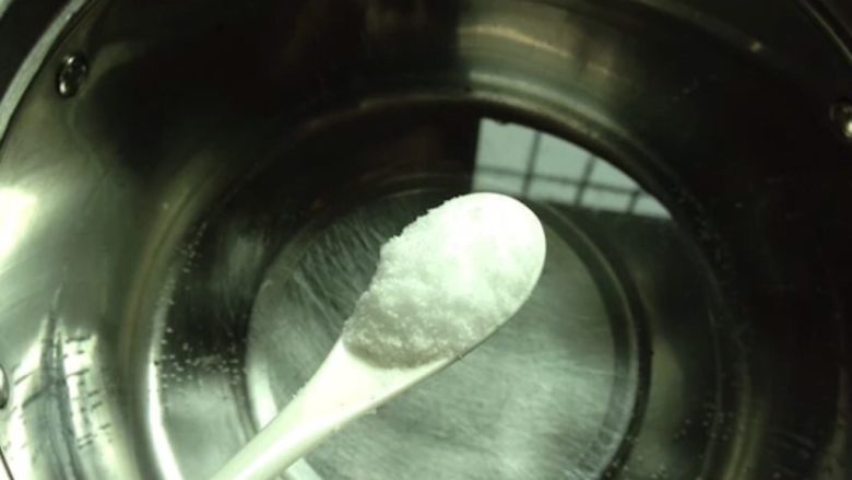 烤箱薯条,锅里放清水,倒入一勺盐,烧水