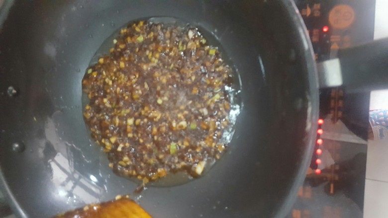 美味地三鲜,热锅,放入油后,油热后放入葱花,蒜搅拌,然后把之前调好的酱汁倒入锅中,不停搅拌均匀