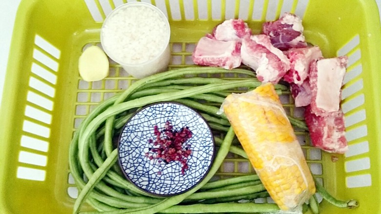 玉米粒排骨焖饭,准备，排骨，<a style='color:red;display:inline-block;' href='/shicai/ 134659'>花椒粒</a>，<a style='color:red;display:inline-block;' href='/shicai/ 500'>玉米</a>，<a style='color:red;display:inline-block;' href='/shicai/ 3639'>豆角</a>，<a style='color:red;display:inline-block;' href='/shicai/ 3250'>葱</a>，<a style='color:red;display:inline-block;' href='/shicai/ 37'>姜</a>，<a style='color:red;display:inline-block;' href='/shicai/ 492'>大米</a>。