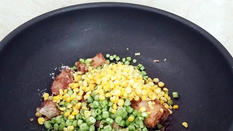 玉米粒排骨焖饭,倒入豆角,玉米粒。