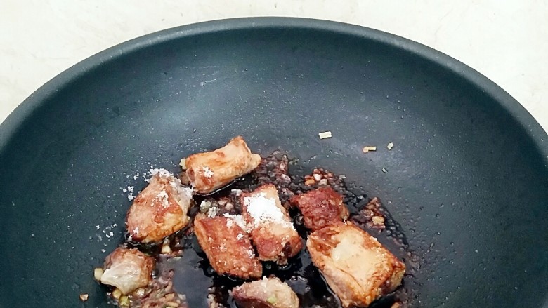 玉米粒排骨焖饭,倒入<a style='color:red;display:inline-block;' href='/shicai/ 788'>生抽</a>，料酒，五香粉，砂糖，<a style='color:red;display:inline-block;' href='/shicai/ 717'>味精</a>。