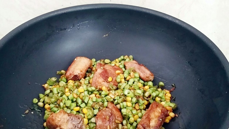 玉米粒排骨焖饭,翻炒均匀断火。