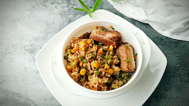 玉米粒排骨焖饭,成品图。