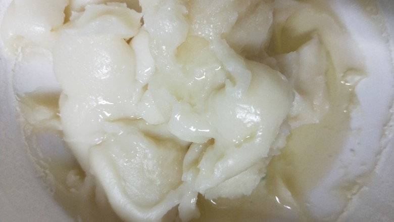 麻薯肉松红豆酥,蒸好的麻薯加入玉米油,趁温热把油揉进去