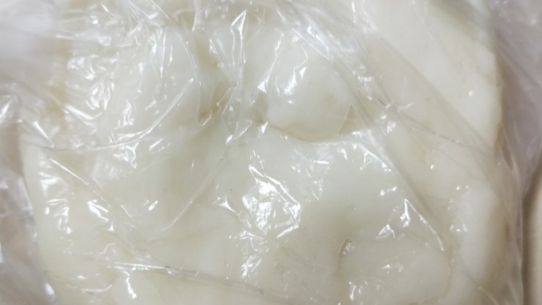 麻薯肉松红豆酥,揉好的麻薯装保鲜袋,放入冰箱冷藏降温备用