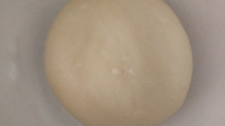 麻薯肉松红豆酥,用保鲜膜盖好,醒发20分钟