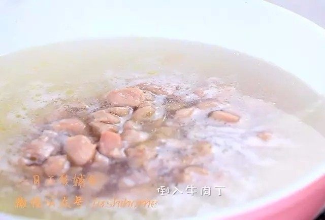 藜麦牛肉莲藕羹, 1分钟后加一大碗清水大火烧开。