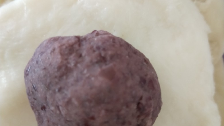 麻薯肉松红豆酥,取一份面团擀成圆形,依次放入肉松、麻薯和红豆馅