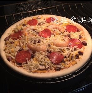 十寸鲜虾牛肉披萨,预热烤箱220度,烘焙22分钟或者上色了再拿出来也行(注:实际烤箱温度和烘烤时间根据自己的烤箱调整)