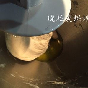 十寸鲜虾牛肉披萨,成团并略微光滑后,分次加油,大概揉个十几分钟就好,让面团尽量光滑,面上筋才好吃