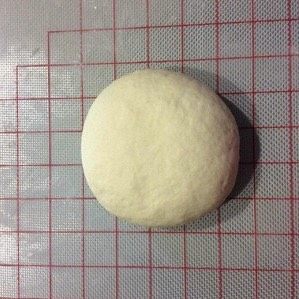 十寸鲜虾牛肉披萨,收圆,盖上保鲜膜在松弛一会