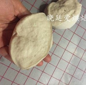 十寸鲜虾牛肉披萨,用手揉揉,切开看看,里面如果还有很多气孔就在揉揉,知道里面没有气孔为止