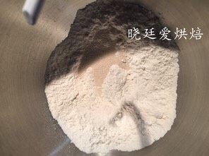 十寸鲜虾牛肉披萨,将面粉,盐,酵母,细砂糖放入搅拌盆搅拌均匀,温水分次添加,不要过热