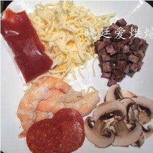 十寸鲜虾牛肉披萨,期间准备其他材料(牛肉粒,鲜虾等,如果你喜欢吃蔬菜一定要放烤箱烤一下,收收水分,否则披萨饼皮湿会让馅料分离就会影响口感)