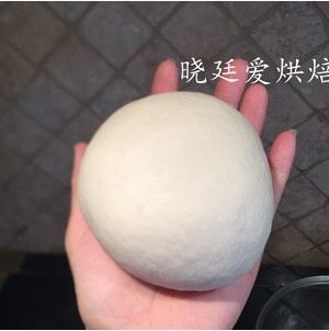 十寸鲜虾牛肉披萨,面团就会光滑,然后覆盖上保鲜膜发酵,我现在的室温大概用了半个小时,如果你那的室温低,可以放进烤箱,放一碗热水来提高湿度,