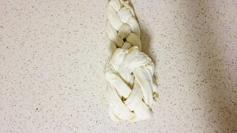 香浓北海道吐司,我是450克的吐司模,每个面团要在500~550左右,如果编好的面团不够或者还有多余的就把刚才切下来的边角料平铺在辫子反面,然后折起来(选有油的边角料)