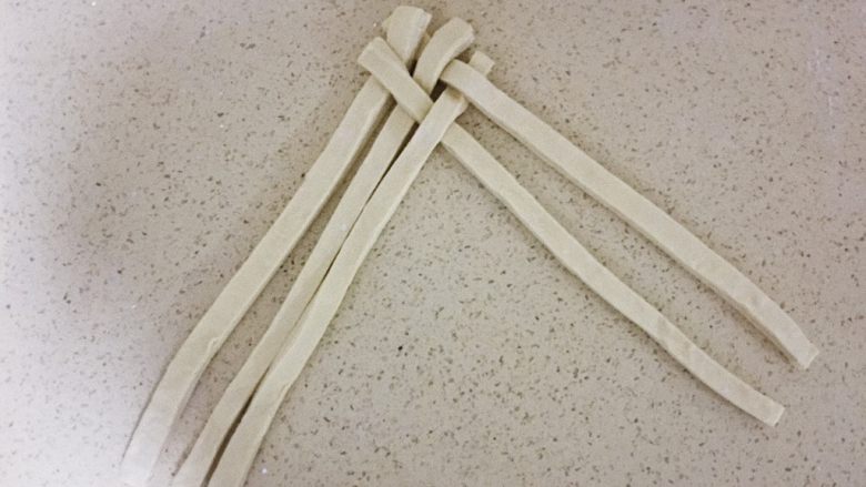 香浓北海道吐司,摆好后先把每根整理一下,摆直后开始编