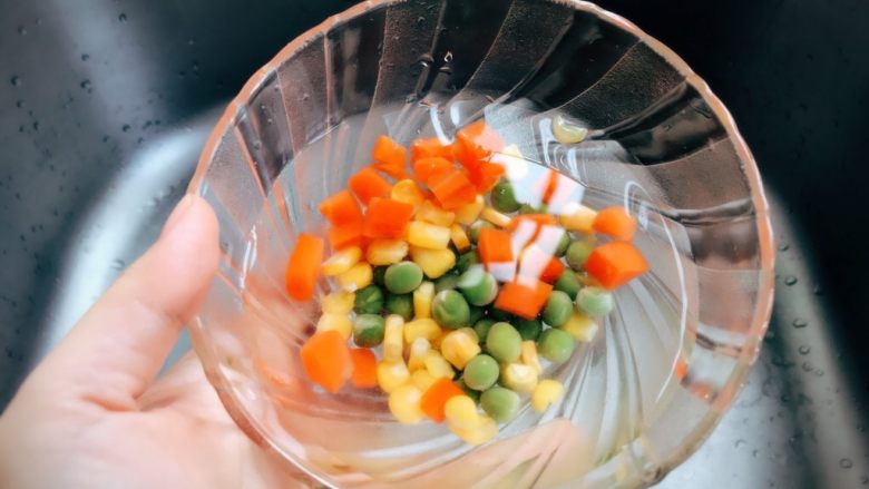 香喷喷 好吃看得见 升级版蛋炒饭,网上购买的 欧式杂菜,取出一小把洗净。
*处处体现我的懒啊……