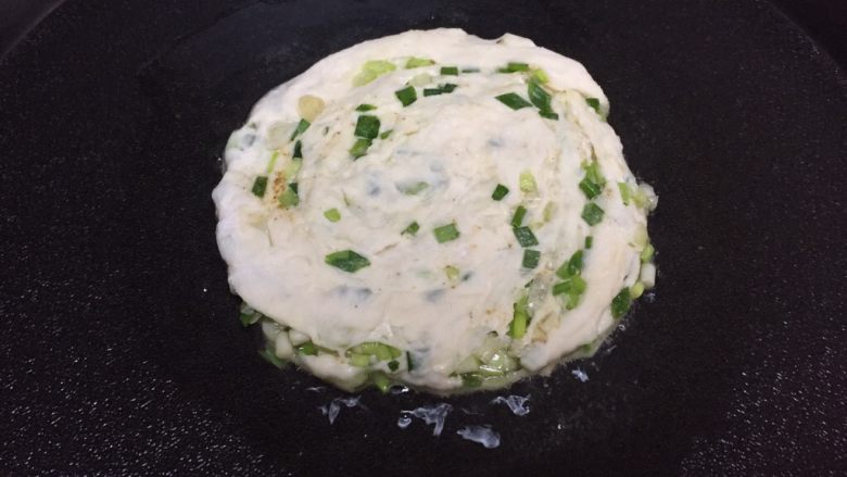 葱香煎饼,平底锅或电饼铛放入稍多油,稍热放入面饼煎