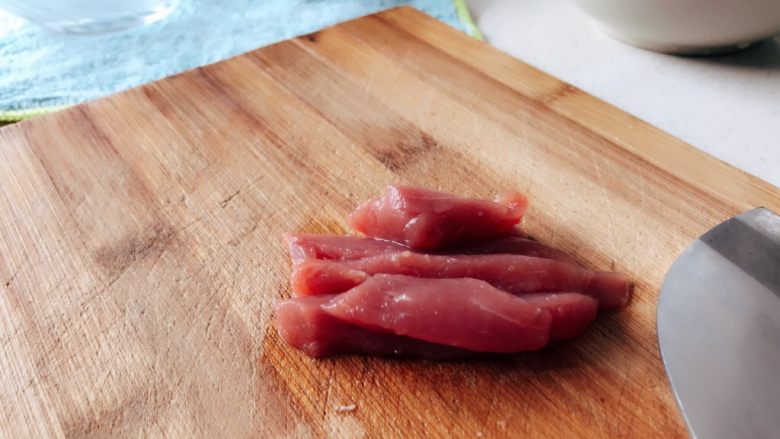 香喷喷 好吃看得见 升级版蛋炒饭,准备少量的猪里脊,切丁