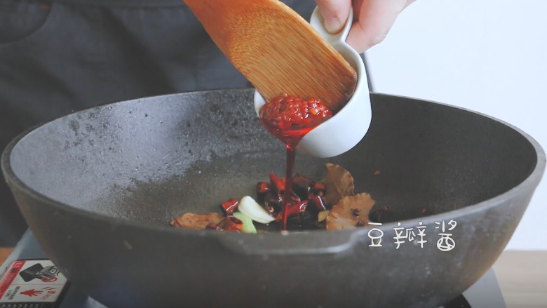麻辣小龙虾,放入豆瓣酱,炒出红油