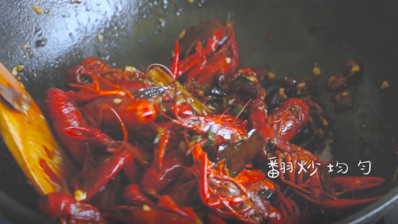 麻辣小龙虾,小火20分钟后,放入蒜末大火收汁