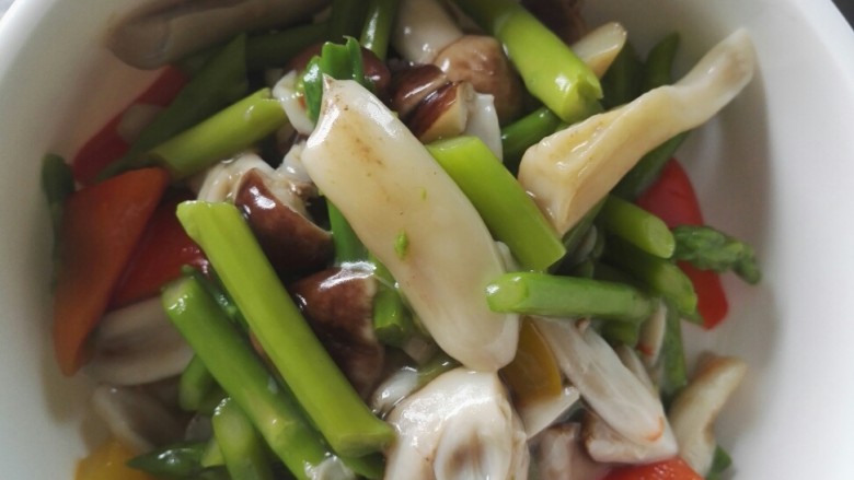 鲜芦笋炒松茸菌