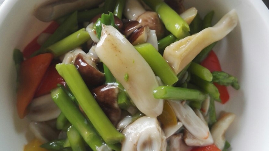 鲜芦笋炒松茸菌