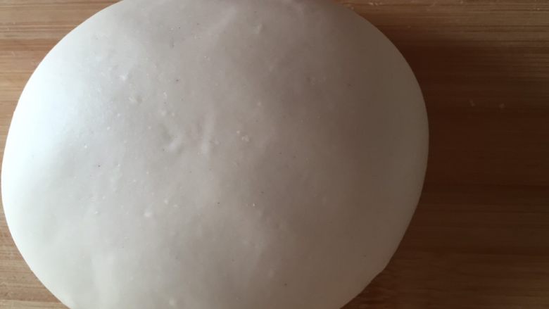 不用酵母的老味儿老面纯碱呛面大馒头,图2中和完之后,开始呛面!把面板上撒上干面!一点点儿往里呛面,越揉越光滑,这个过程也是排气的过程,光滑后,把它分成你想要的大小!一边撒干面一边揉300下