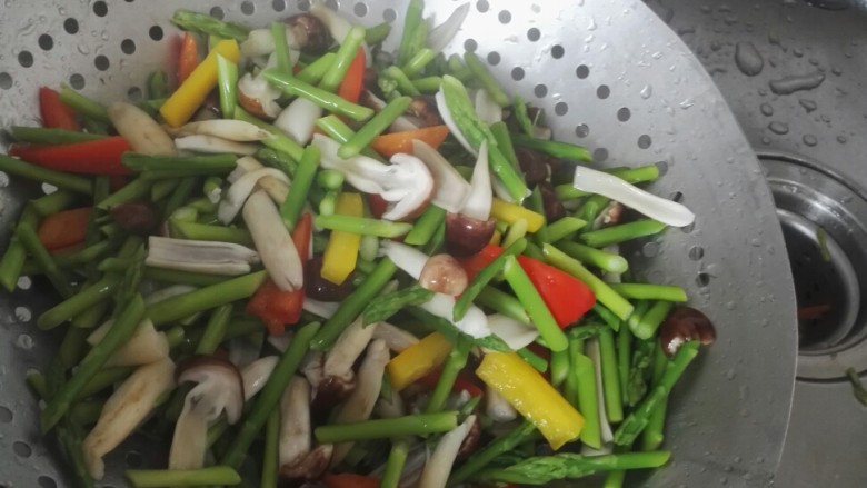 鲜芦笋炒松茸菌,锅内加油,盐,汤 轻轻焯水