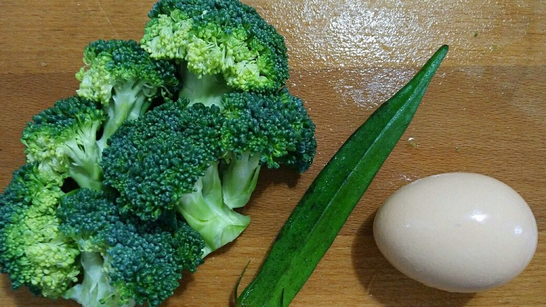 轻断食日晚餐-秋葵水蛋沙拉,备好需要料理的食材