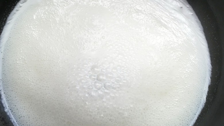 自制炼乳,煮开后转小火煮,边煮边搅拌