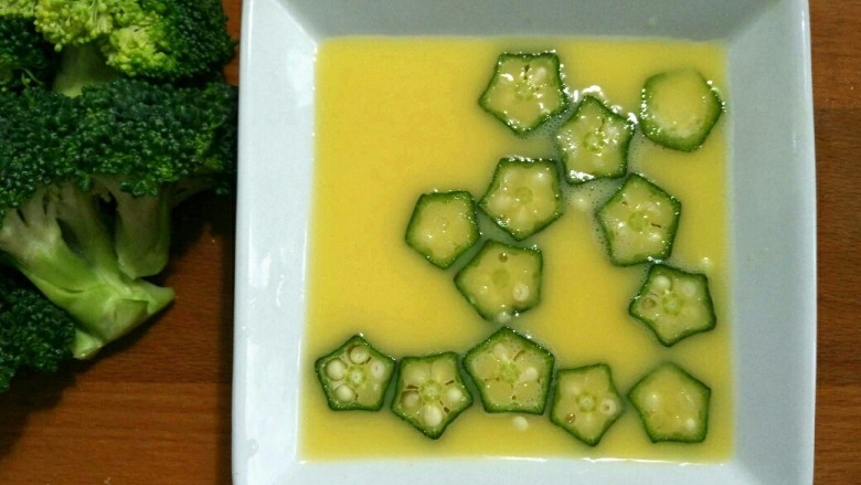 轻断食日晚餐-秋葵水蛋沙拉,把切好的秋葵置于水蛋液之上(根据容器口径的大小放入半根或一根的量)