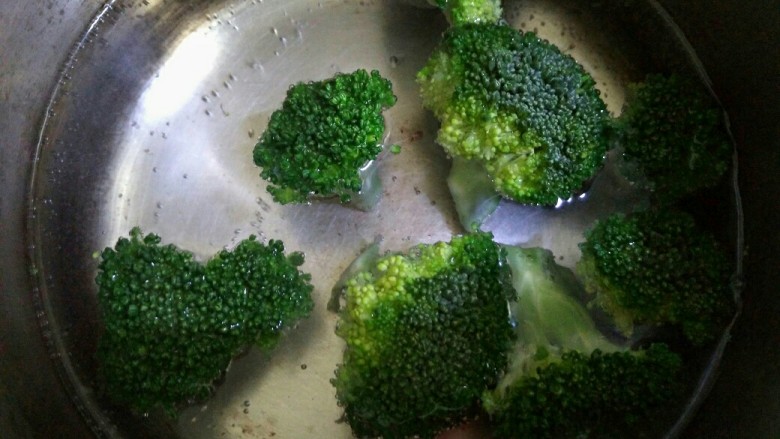 轻断食日晚餐-秋葵水蛋沙拉,水蛋液下锅蒸后另起一个锅,水煮开,放入<a style='color:red;display:inline-block;' href='/shicai/ 119'>西兰花</a>水煮至熟