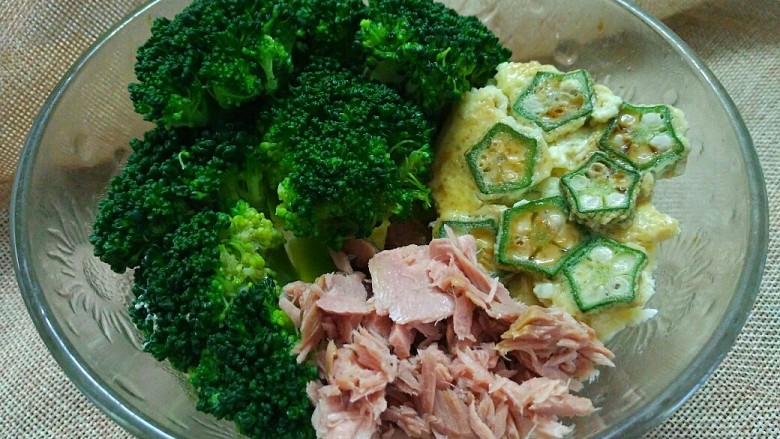 轻断食日晚餐-秋葵水蛋沙拉,全部煮好后摆盘,加入适量金枪鱼,淋上<a style='color:red;display:inline-block;' href='/shicai/ 788'>生抽</a>,营养丰富的晚餐就做好了。