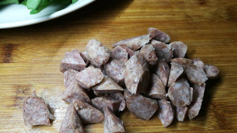 有菜有肉的菜饭,脆皮肠切滚刀块,鲜肉切丁