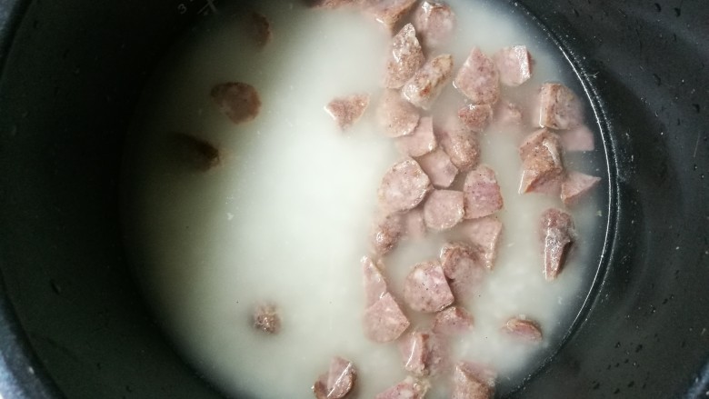 有菜有肉的菜饭,米淘干净,加入一手指高的水,再加入脆皮肠