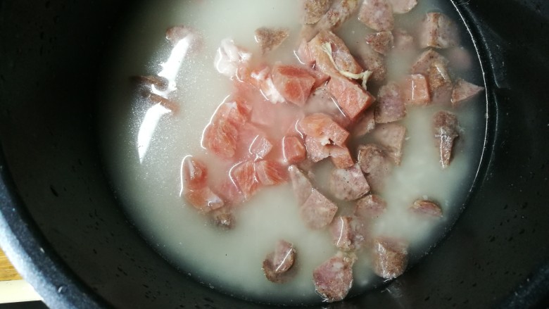 有菜有肉的菜饭,加入肉丁,其实肉丁应该和青菜一起翻炒后再加入饭中会好吃。