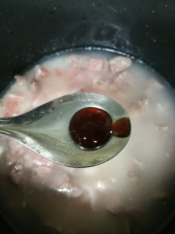 有菜有肉的菜饭,1/3勺蚝油搅拌均匀后,放入电饭煲开始蒸饭。