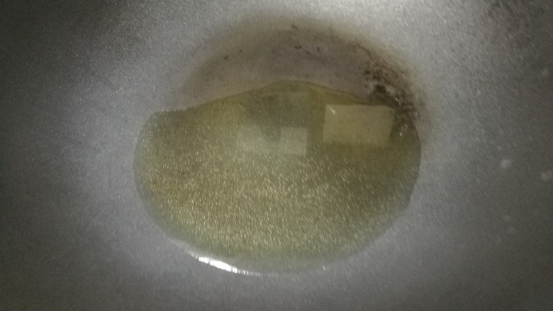 有菜有肉的菜饭,青菜切成小段,热锅烧油,油要比平日炒菜多放些